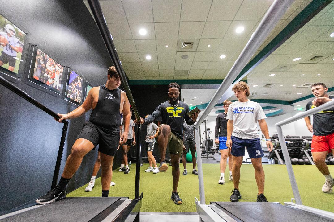 Trainer coaching client